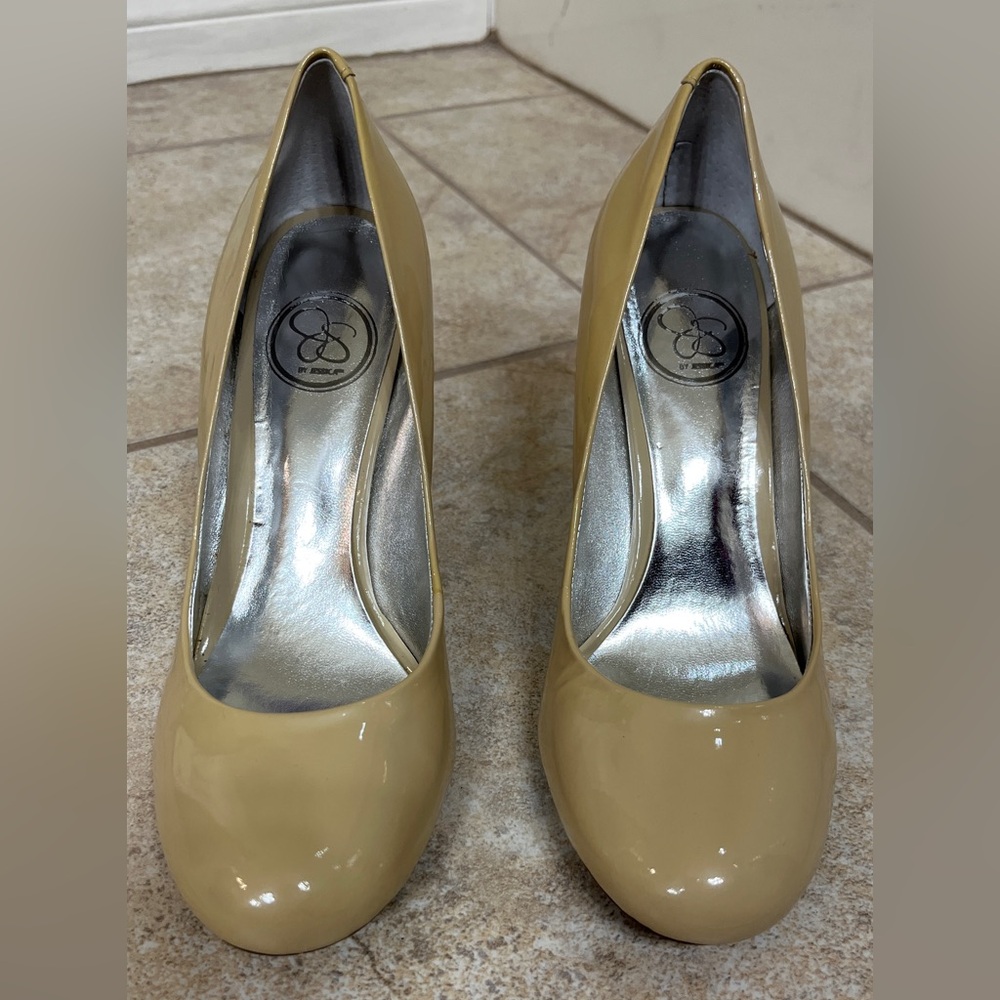 Well Worn Jessica Simpson Beige Patent Heels